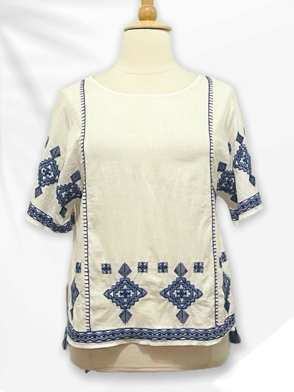 Vineyard Vines White Top with Blue Embroidery sz L